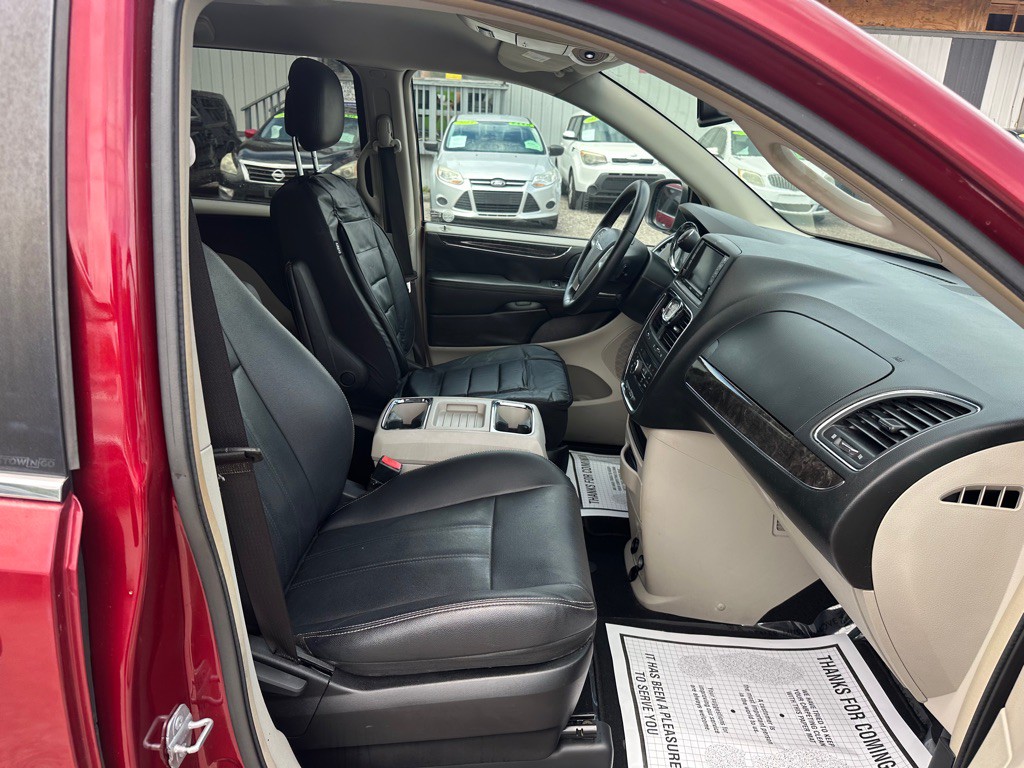 2014 Chrysler Town & Country Image 12