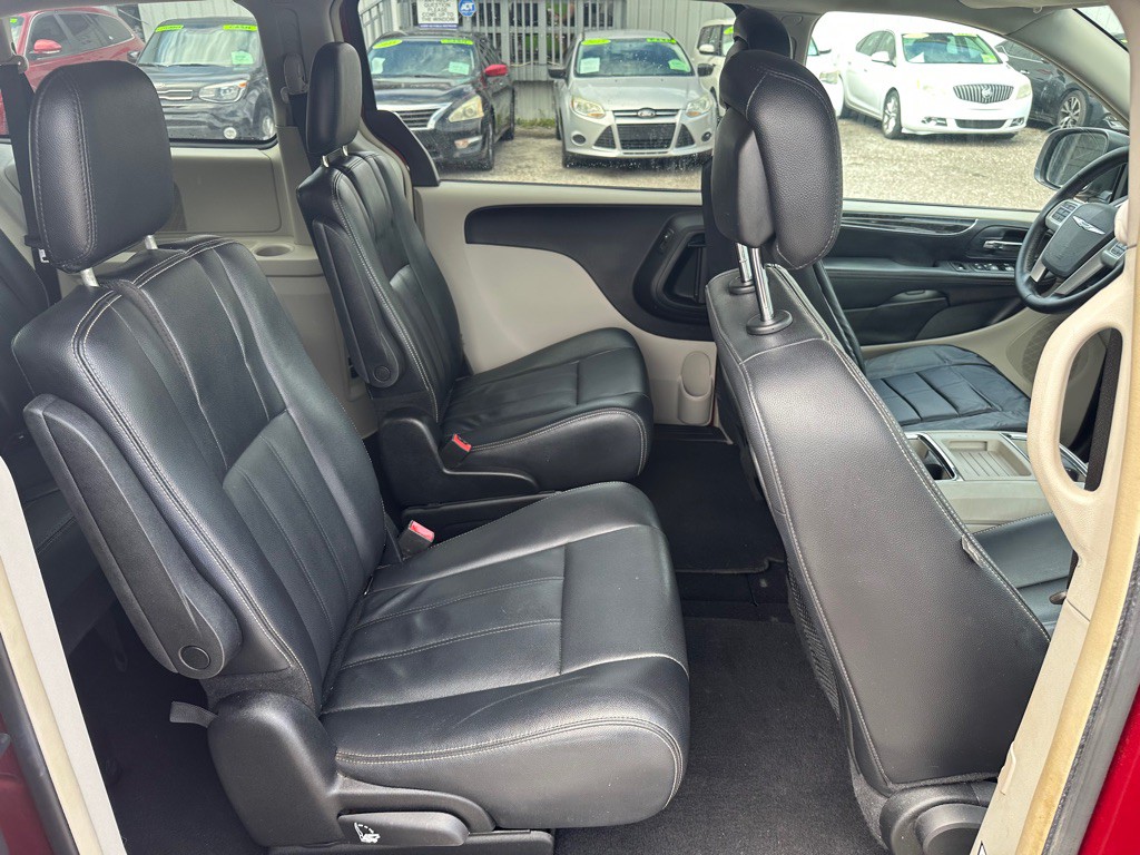 2014 Chrysler Town & Country Image 13