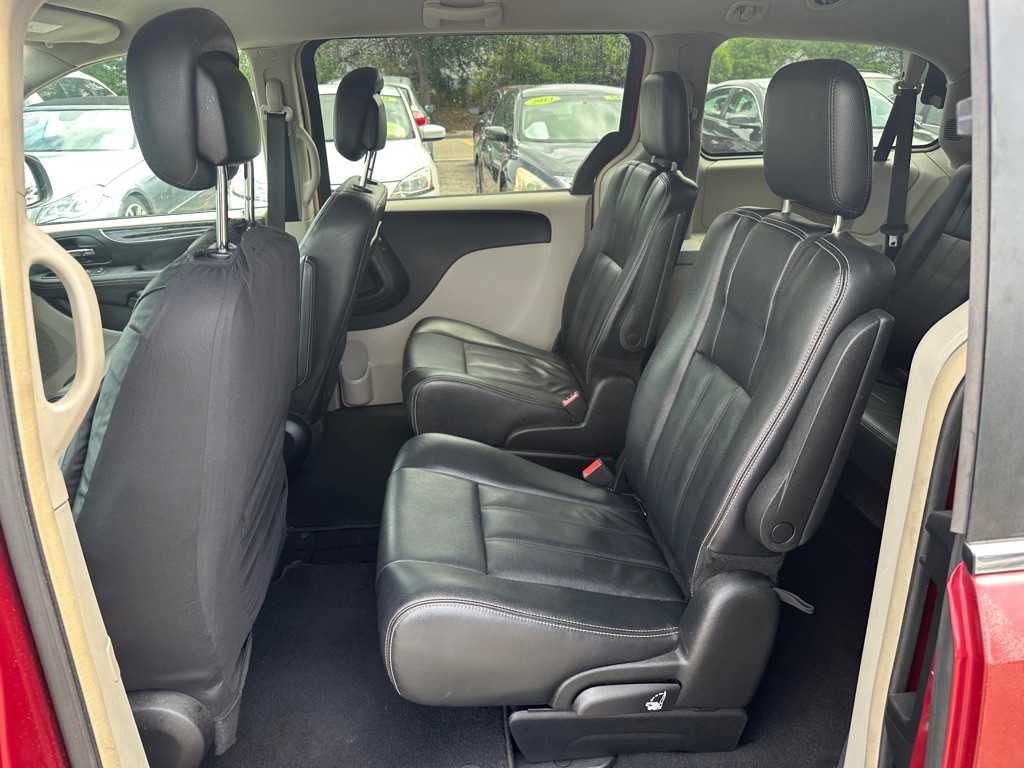 2014 Chrysler Town & Country Image 14
