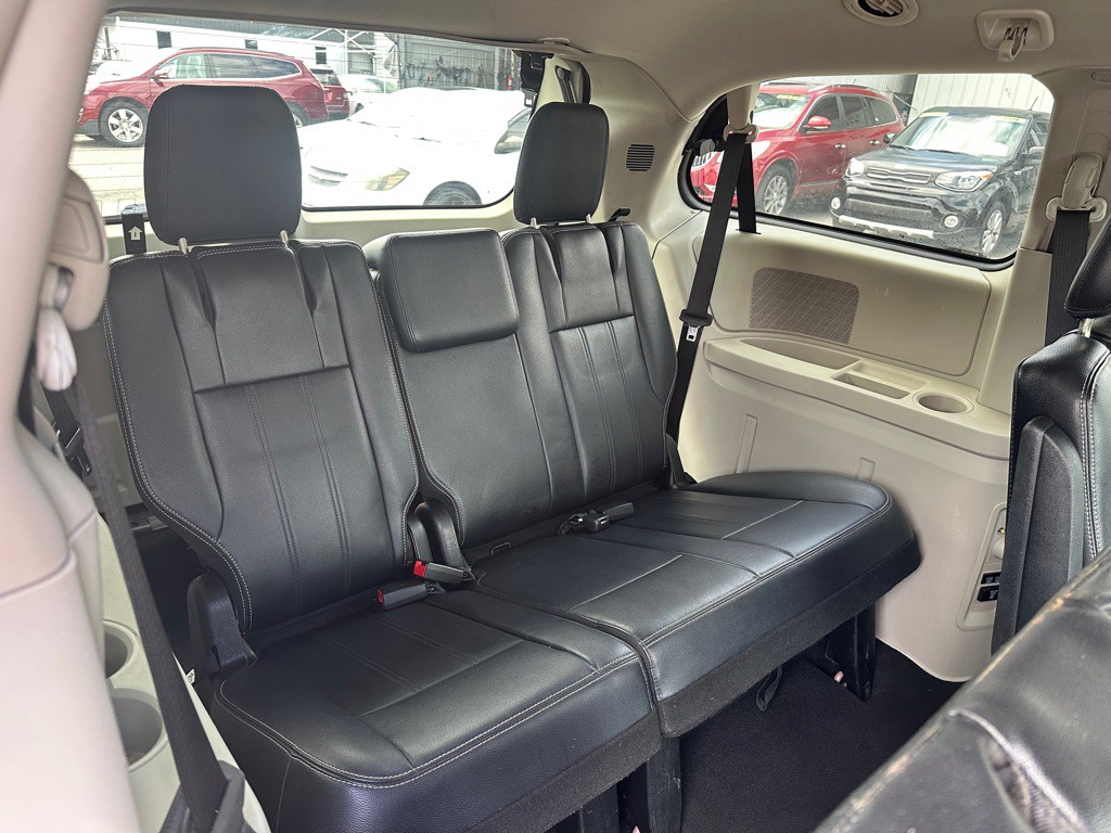 2014 Chrysler Town & Country Image 15