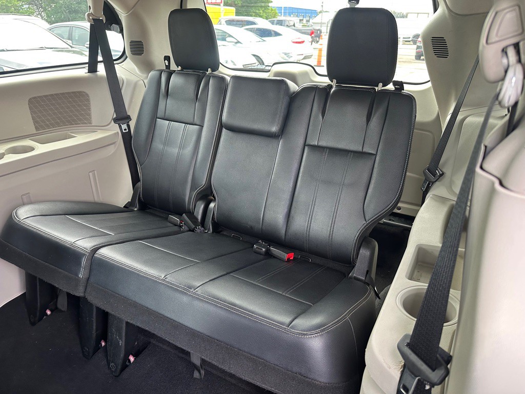 2014 Chrysler Town & Country Image 16