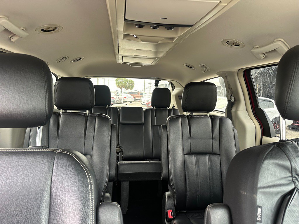 2014 Chrysler Town & Country Image 17