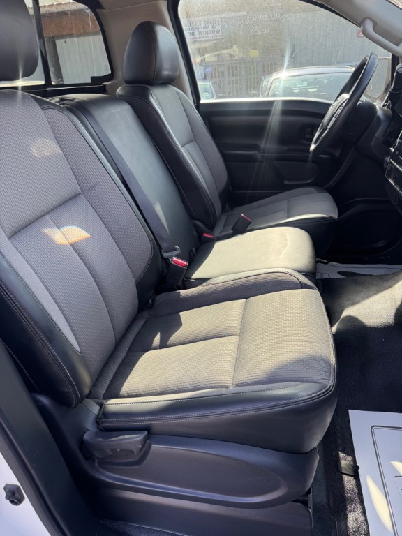 2017 Nissan Titan Image 8