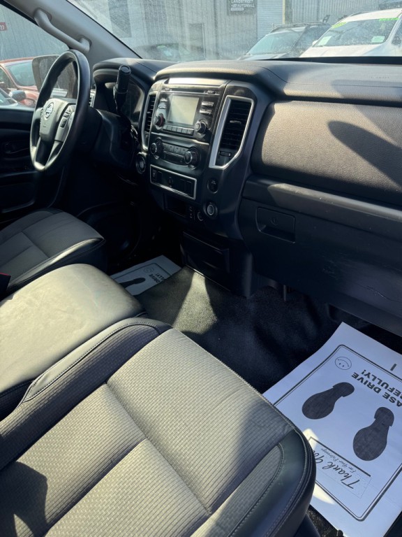 2017 Nissan Titan Image 10