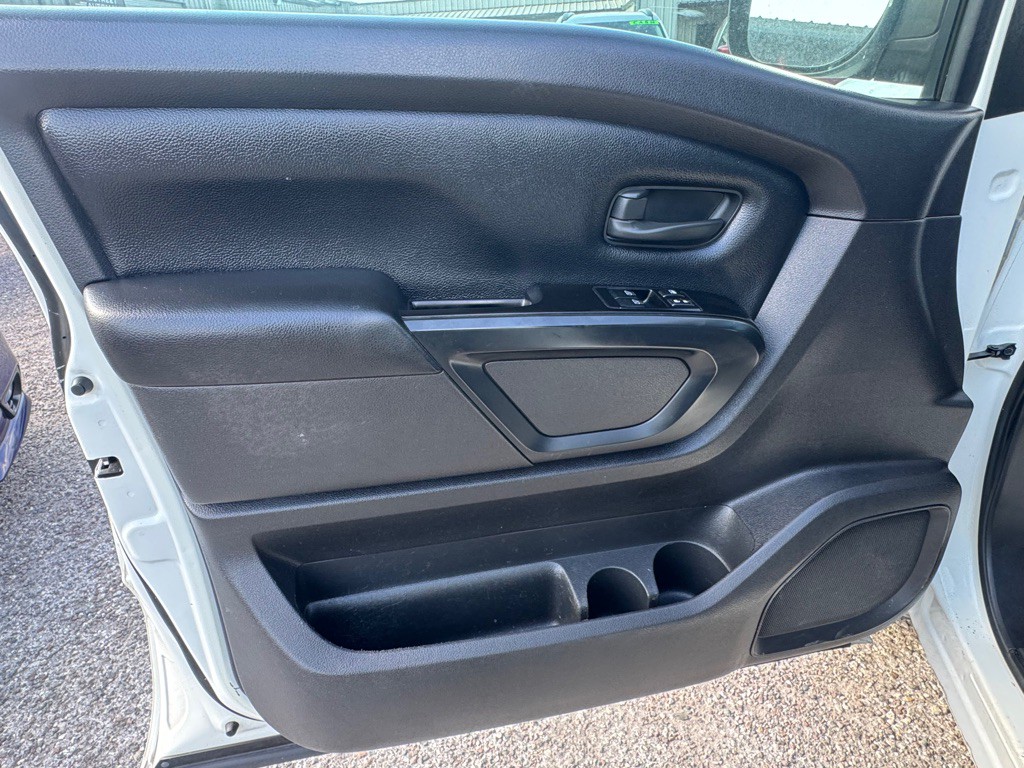 2017 Nissan Titan Image 11