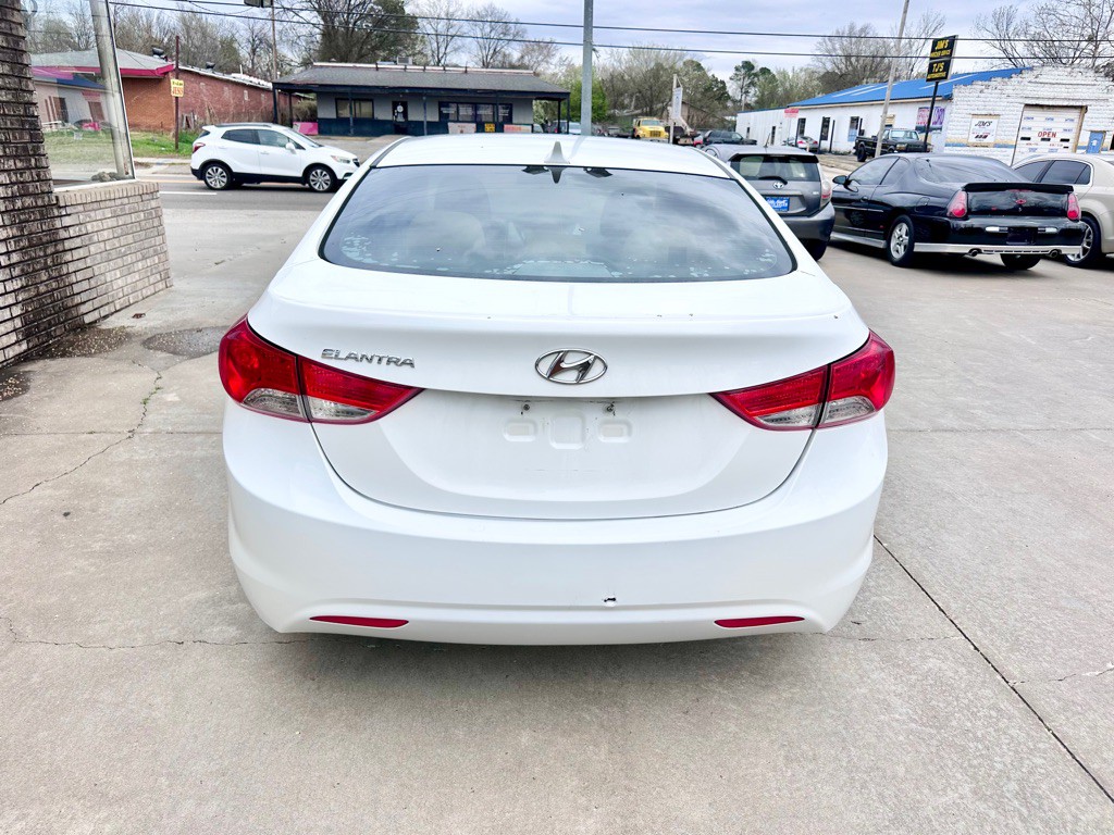 2013 Hyundai Elantra Image 3