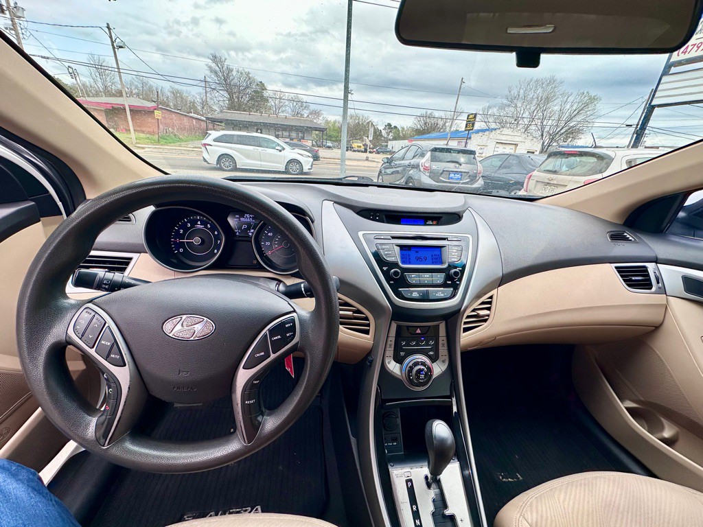 2013 Hyundai Elantra Image 8