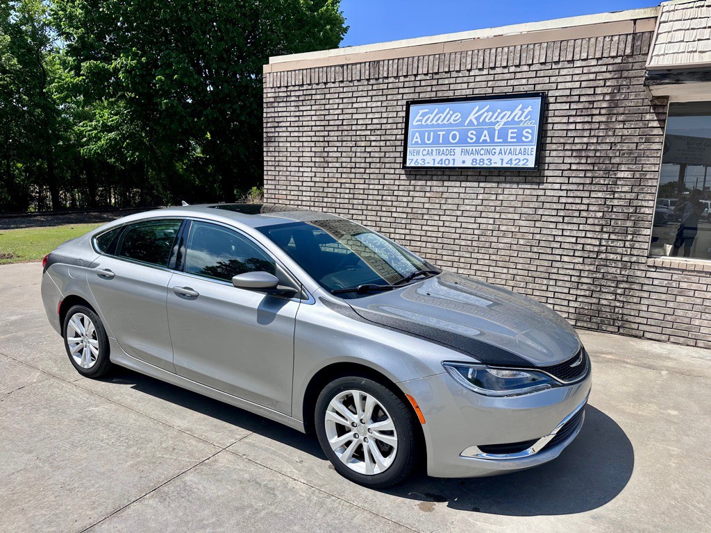 2017 Chrysler 200 Image 1