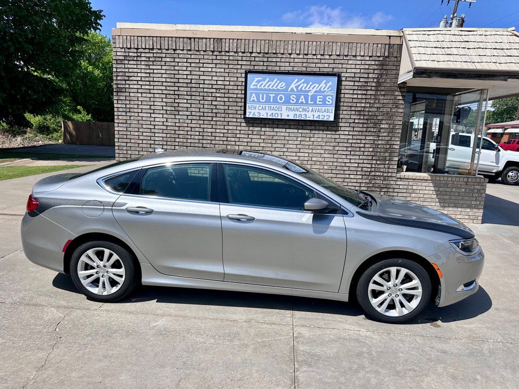 2017 Chrysler 200 Image 2