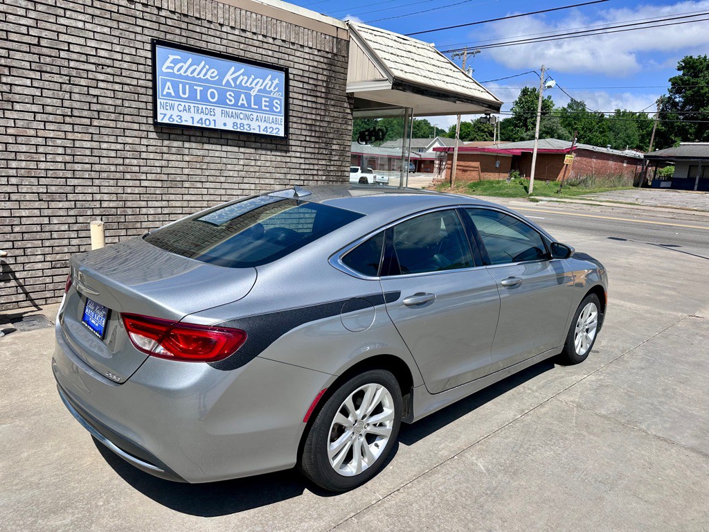 2017 Chrysler 200 Image 3