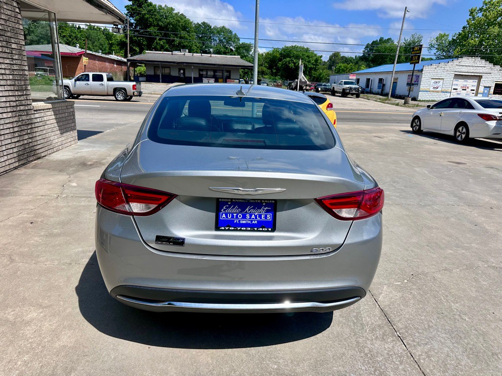 2017 Chrysler 200 Image 4