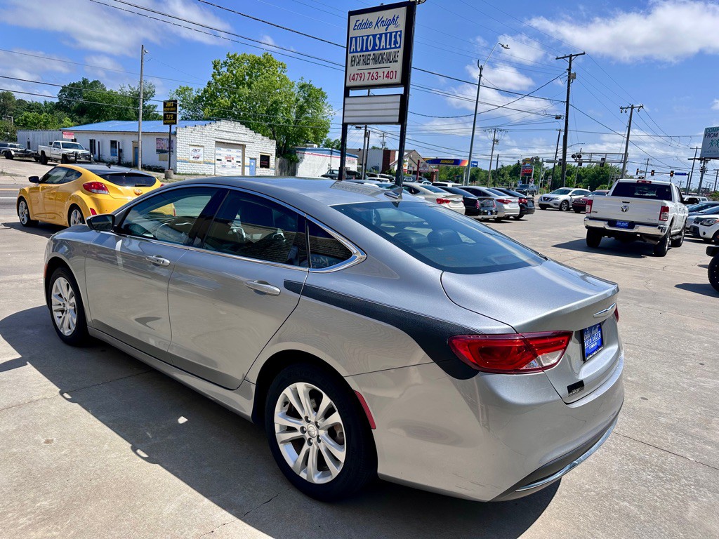 2017 Chrysler 200 Image 5