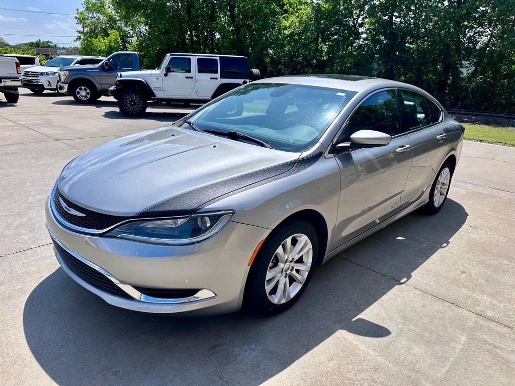 2017 Chrysler 200 Image 6