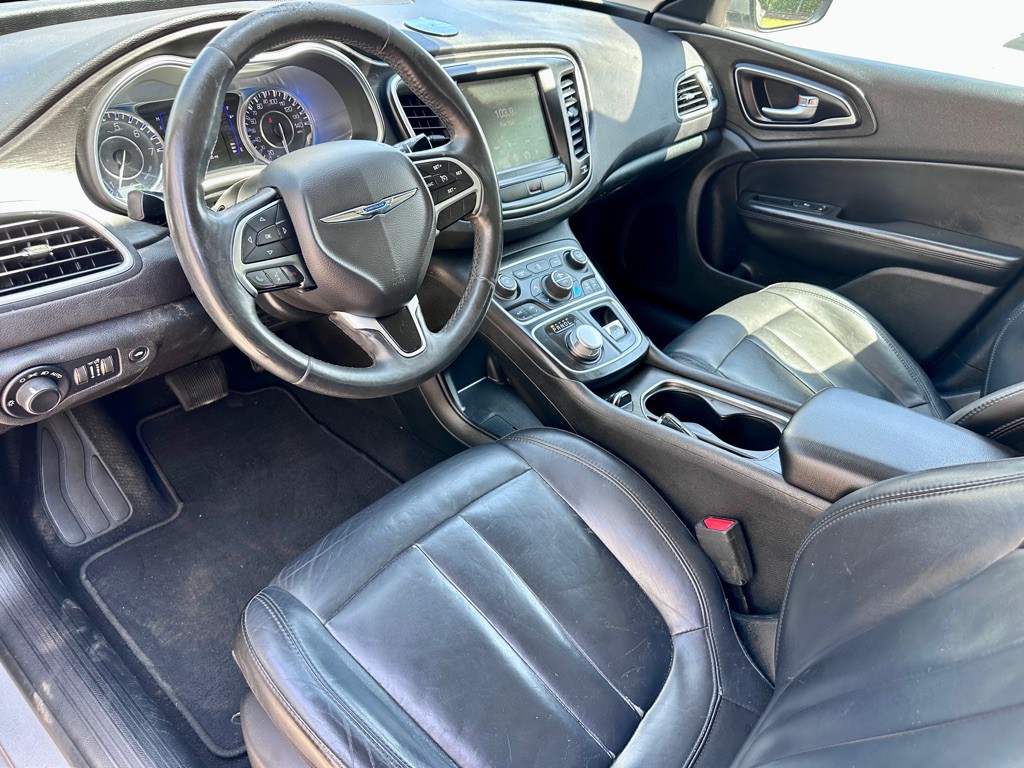 2017 Chrysler 200 Image 7