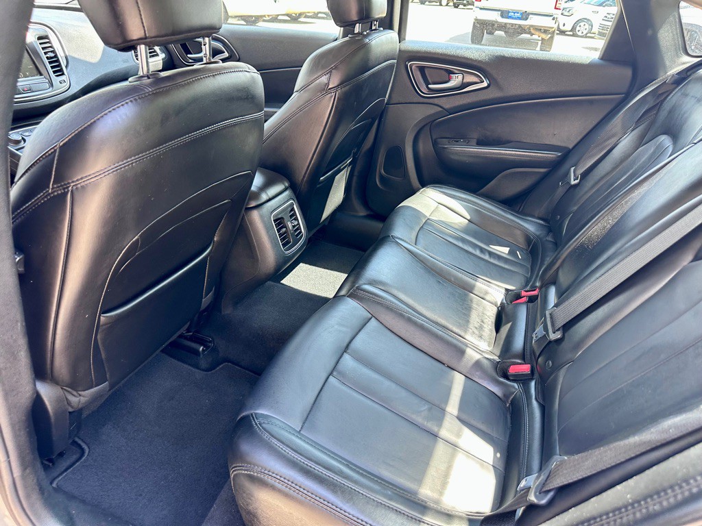 2017 Chrysler 200 Image 8