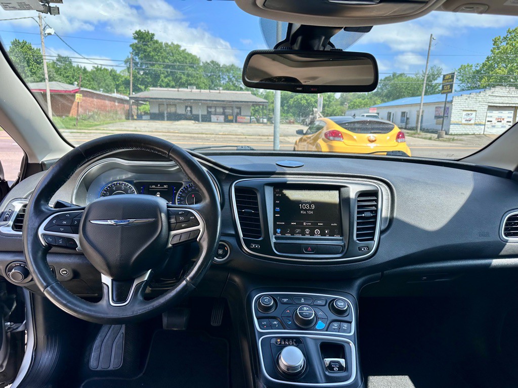 2017 Chrysler 200 Image 9