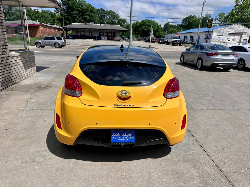 2016 Hyundai Veloster Image 4