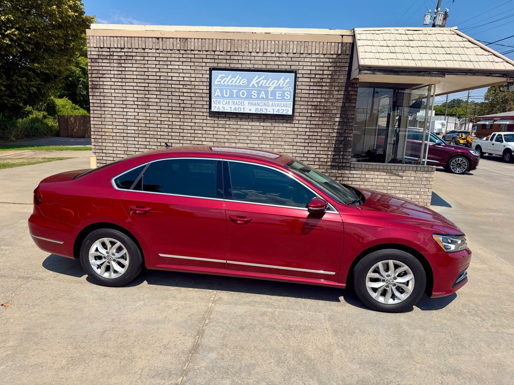 2017 Volkswagen Passat Image 2