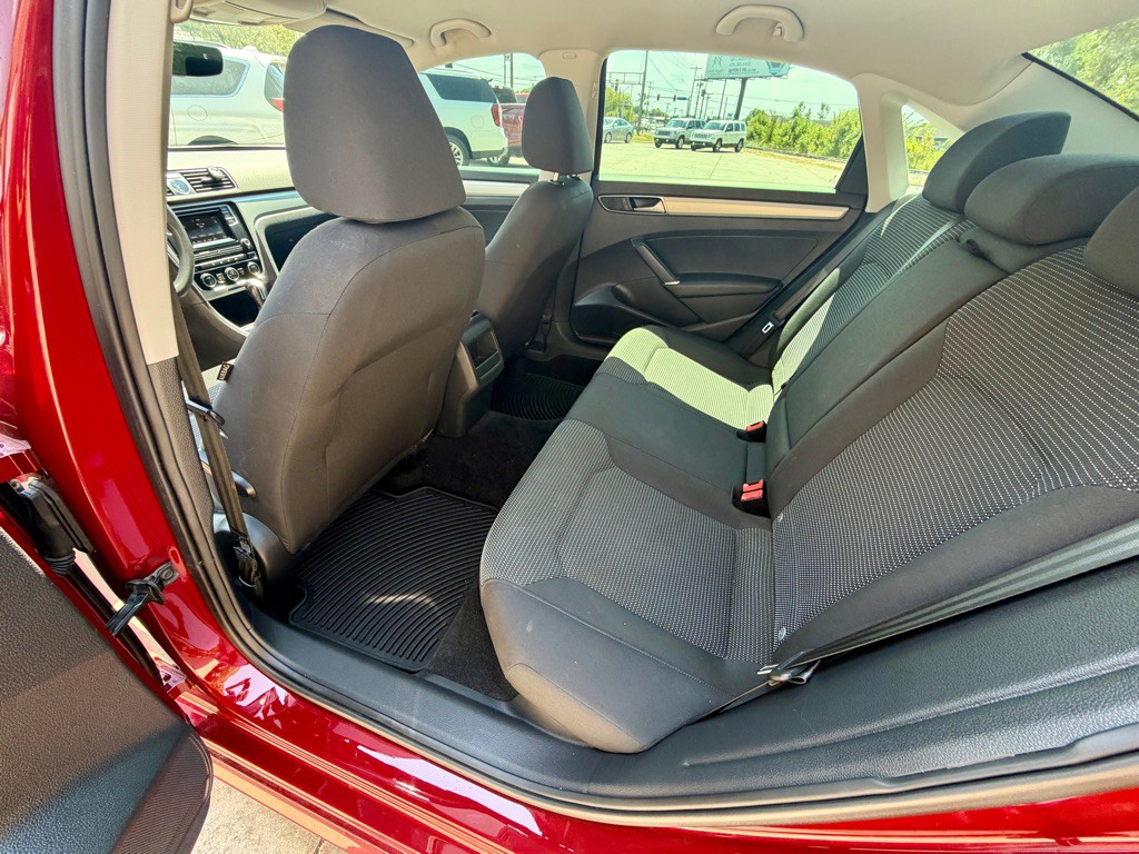 2017 Volkswagen Passat Image 10