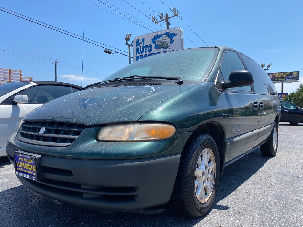 1999 Plymouth Grand Voyager Image 1