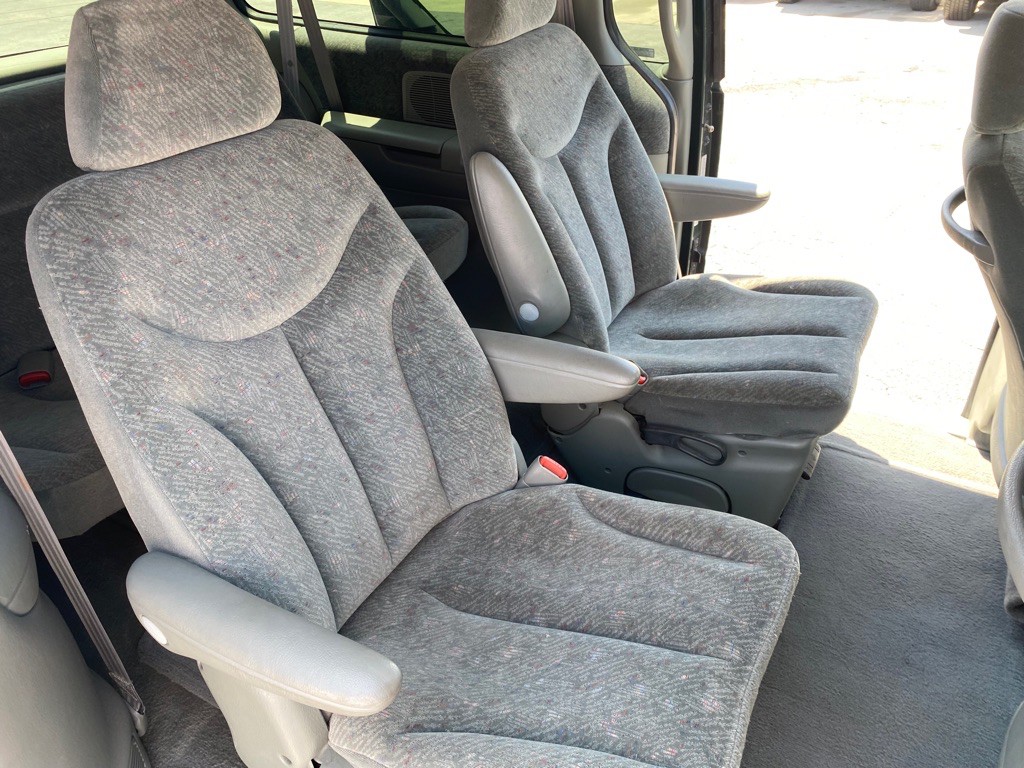 1999 Plymouth Grand Voyager Image 16