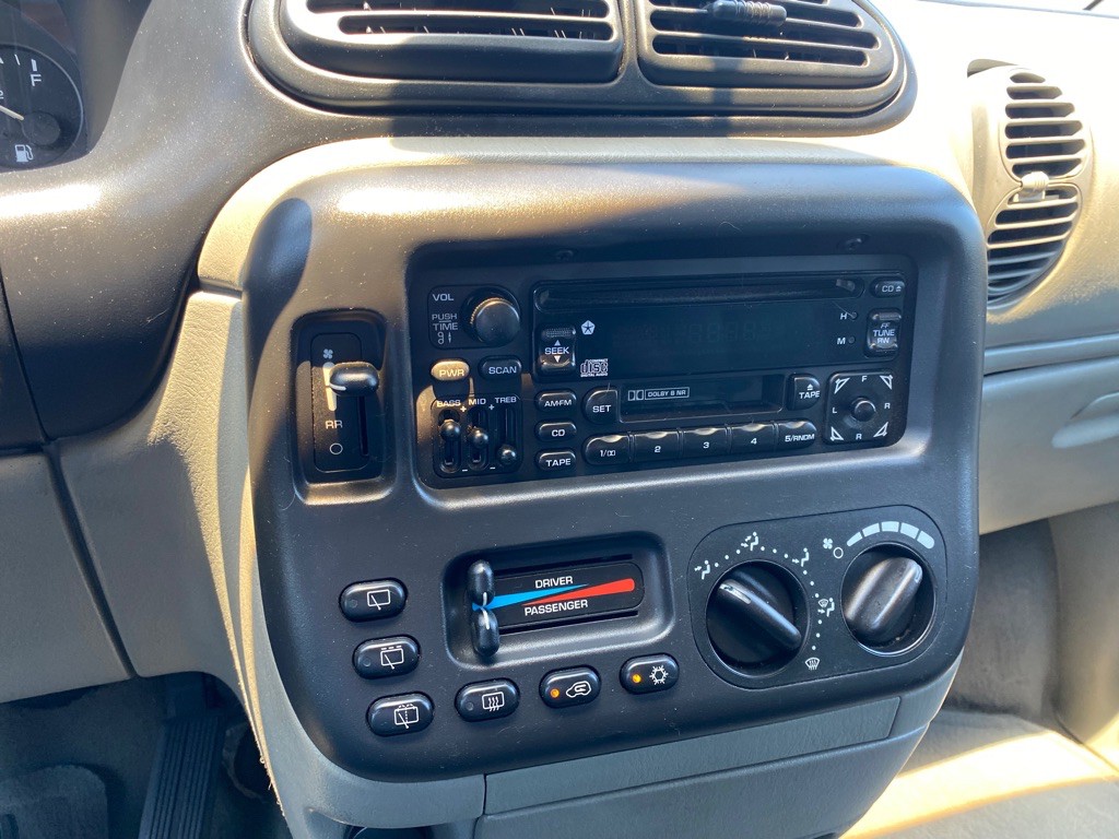 1999 Plymouth Grand Voyager Image 25