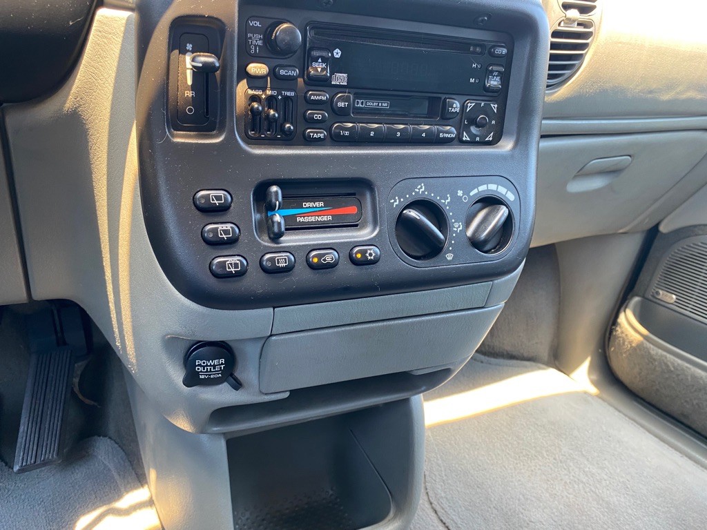 1999 Plymouth Grand Voyager Image 28