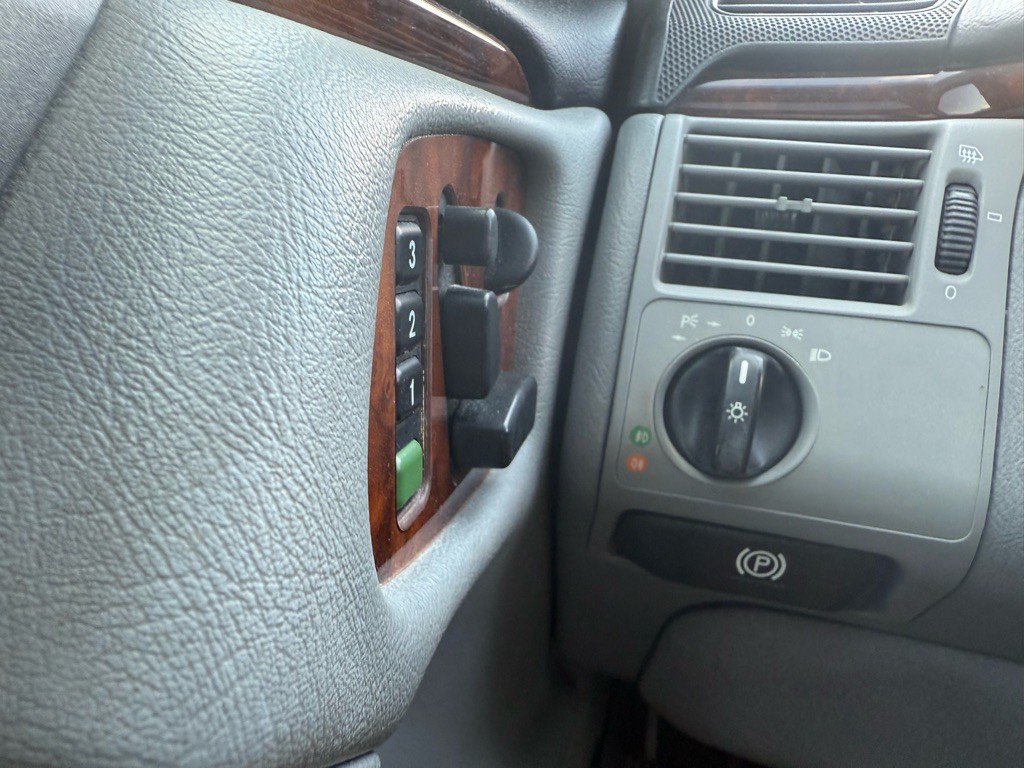 1999 Mercedes-Benz E-Class Image 28