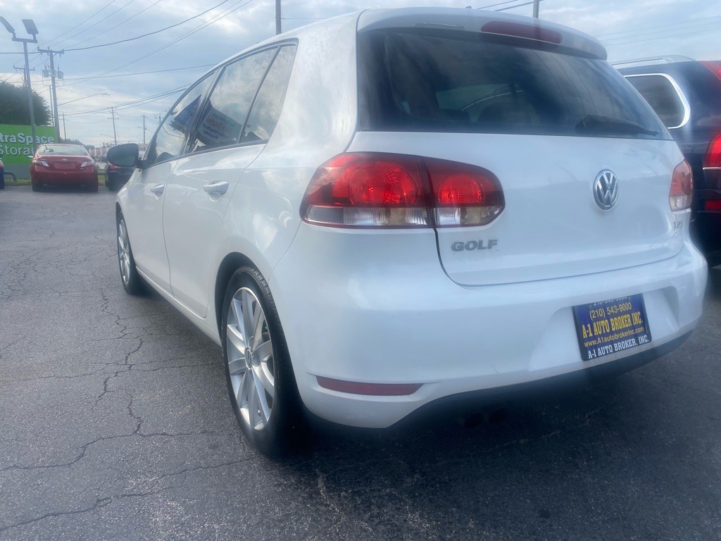 2011 Volkswagen Golf Image 2