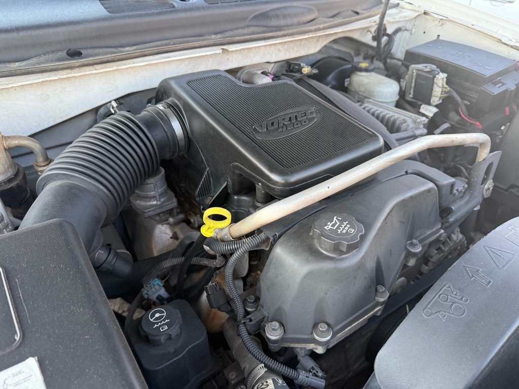 2004 GMC Envoy Image 32