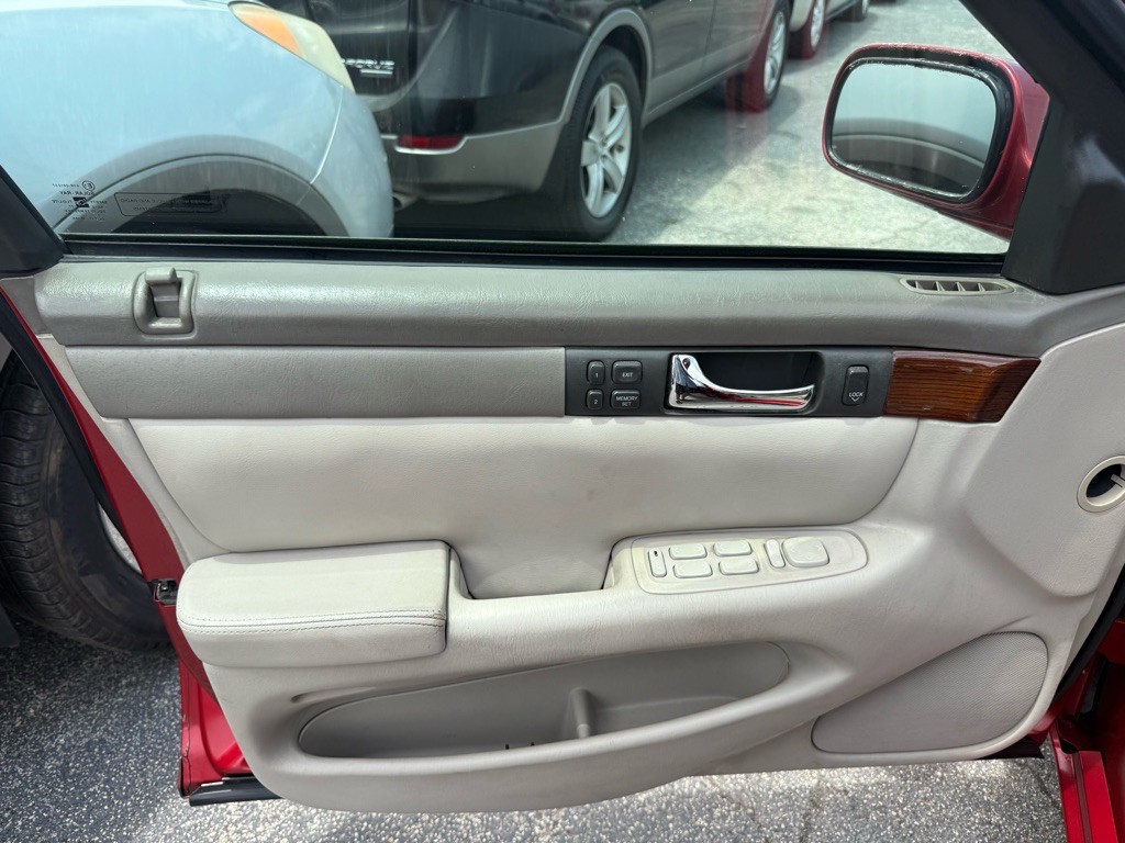 2004 Cadillac Seville Image 8