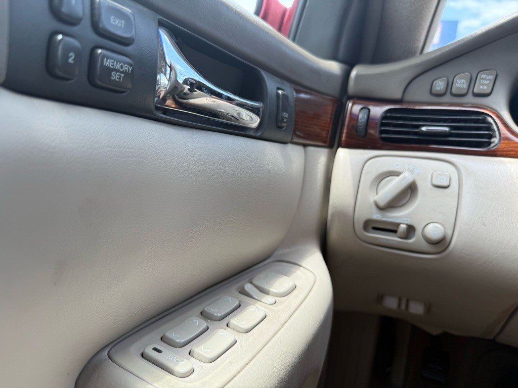 2004 Cadillac Seville Image 30
