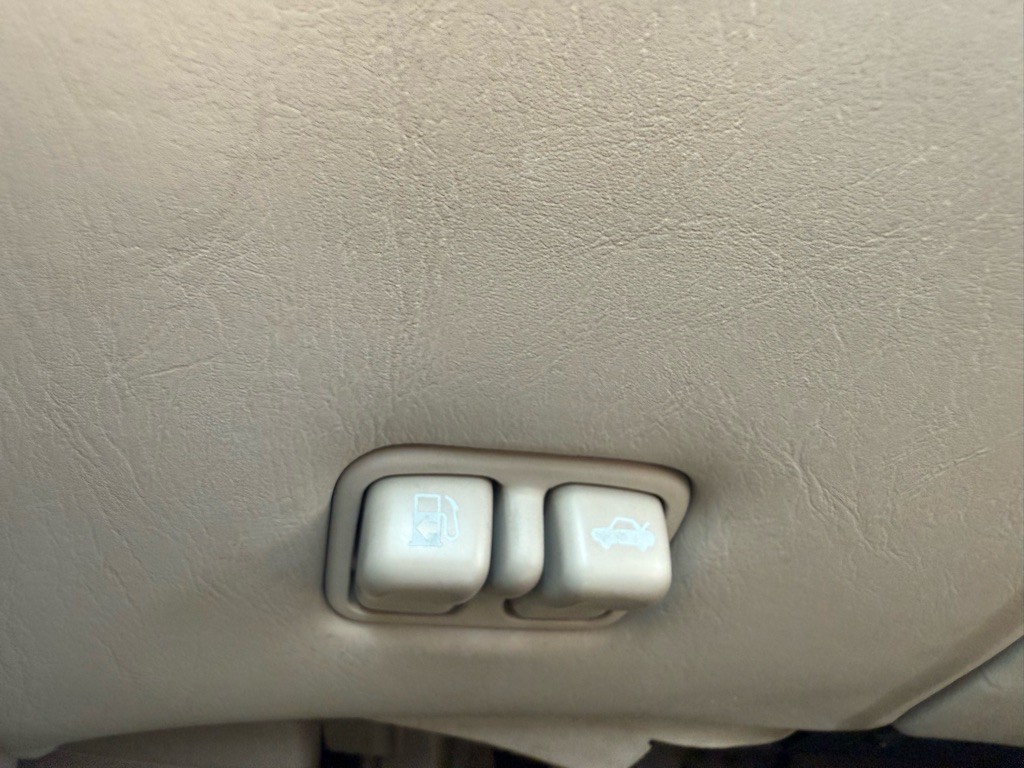2004 Cadillac Seville Image 32