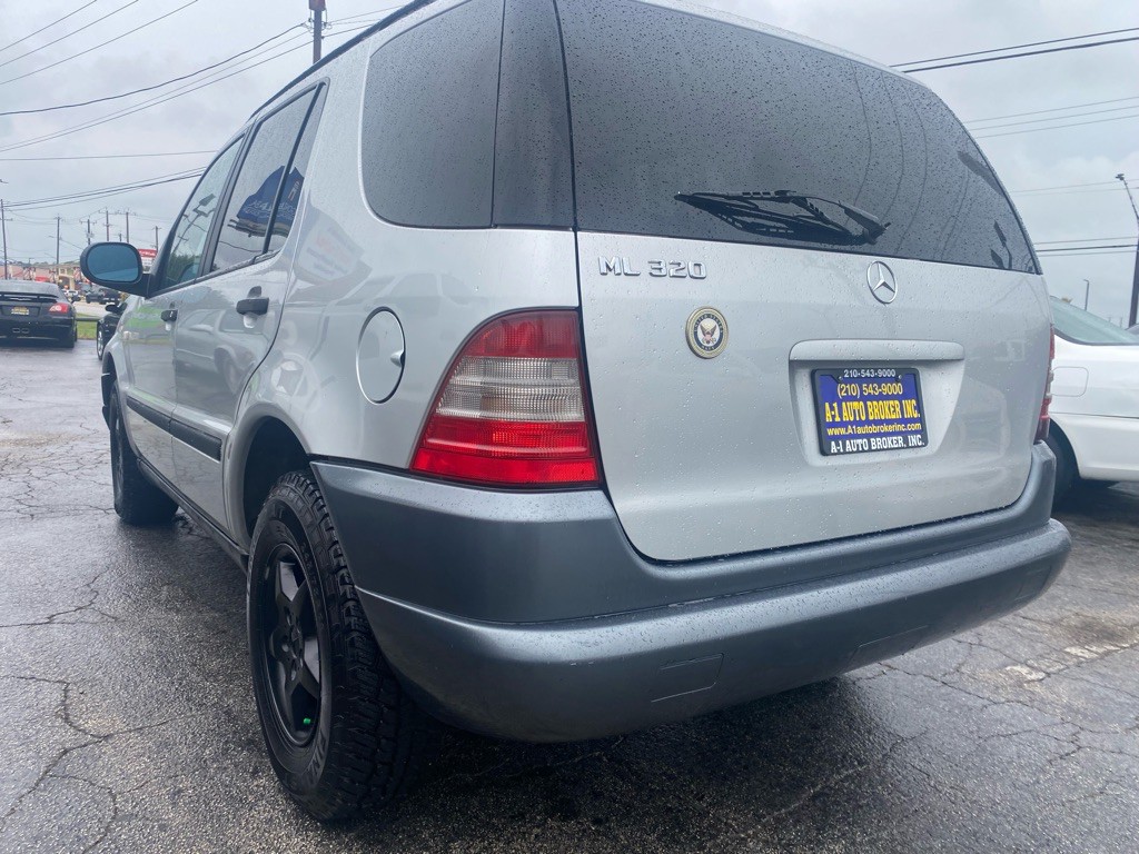 1999 Mercedes-Benz M-Class Image 2