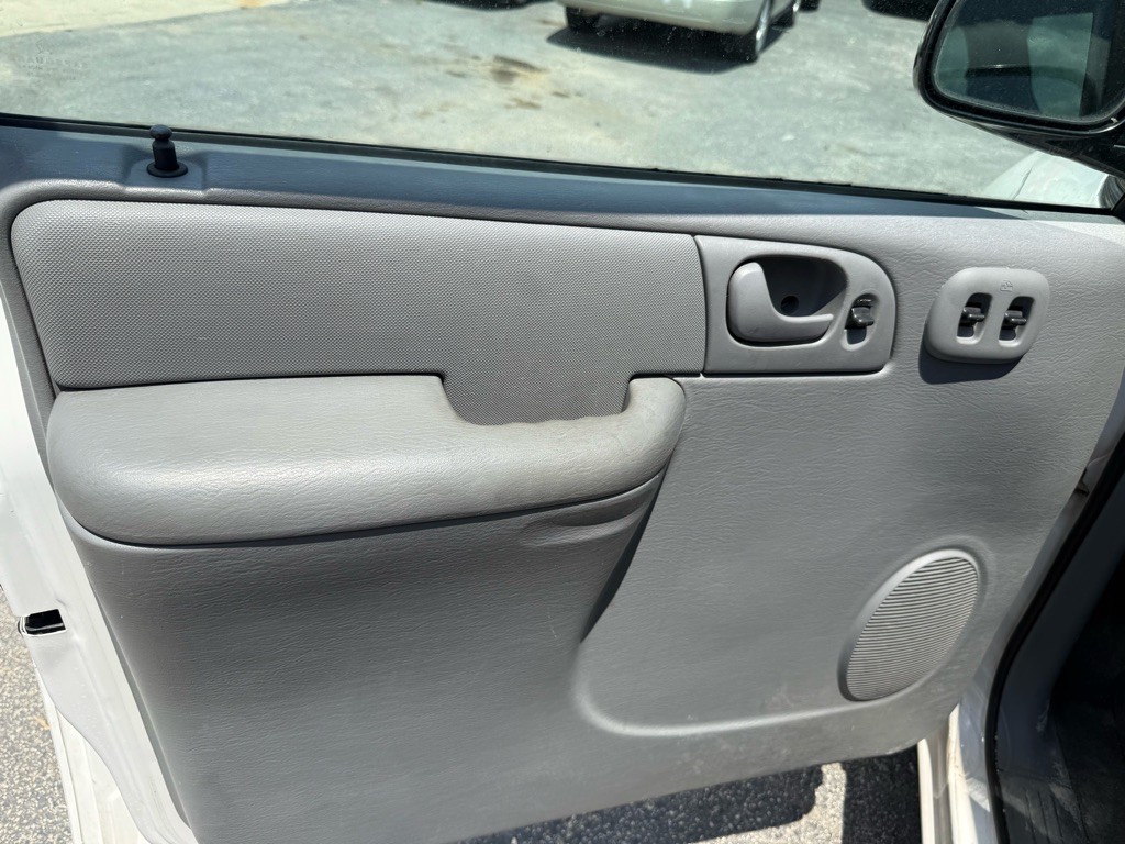 2007 Dodge Ram Van Image 30