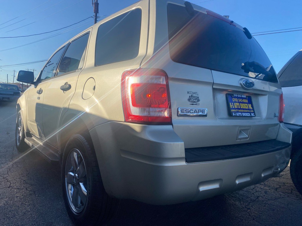 2010 Ford Escape Image 2
