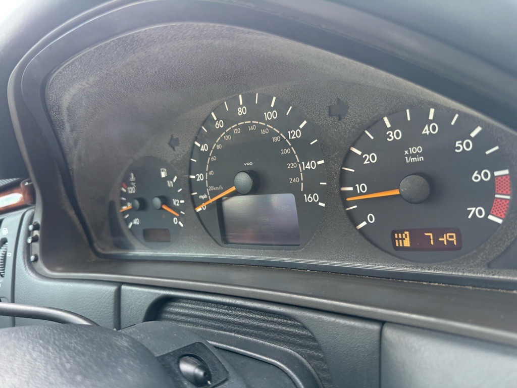 2001 Mercedes-Benz E-Class Image 25