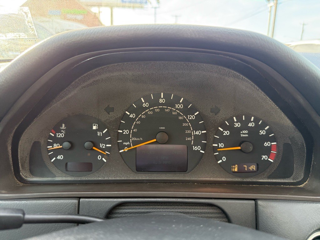 2001 Mercedes-Benz E-Class Image 32