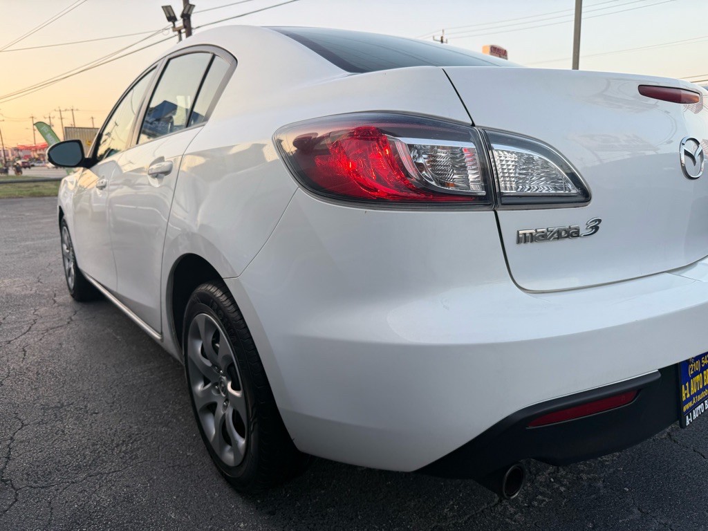 2010 Mazda Mazda3 Image 2
