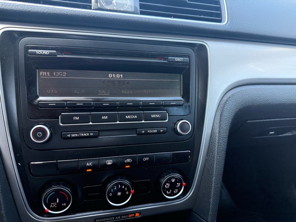 2014 Volkswagen Passat Image 21