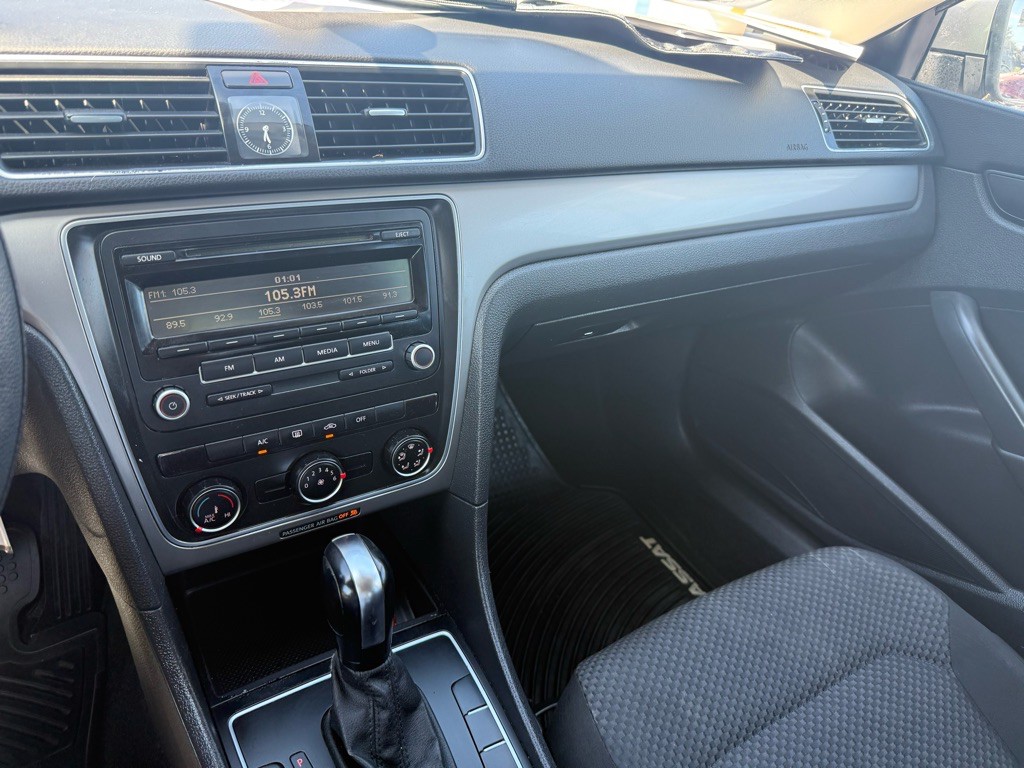 2014 Volkswagen Passat Image 23