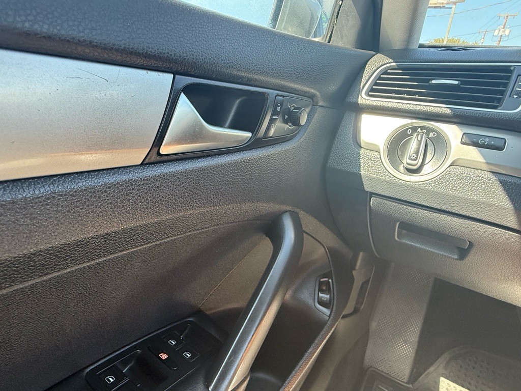2014 Volkswagen Passat Image 25