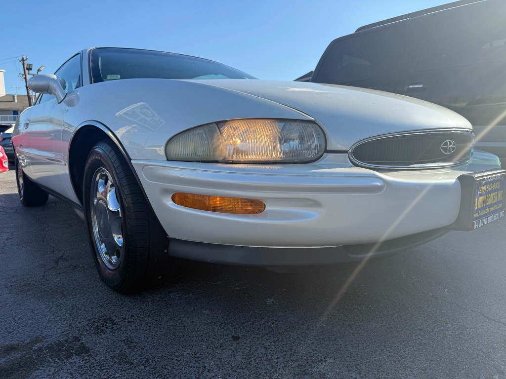 1998 Buick Riviera Image 5