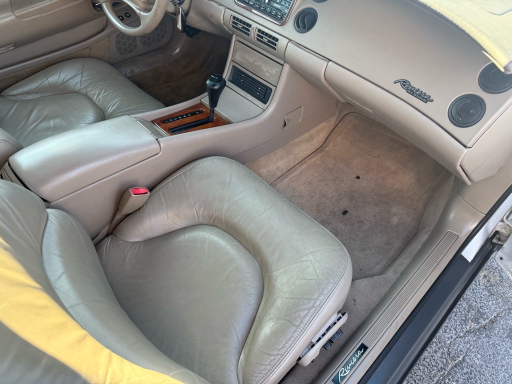 1998 Buick Riviera Image 17
