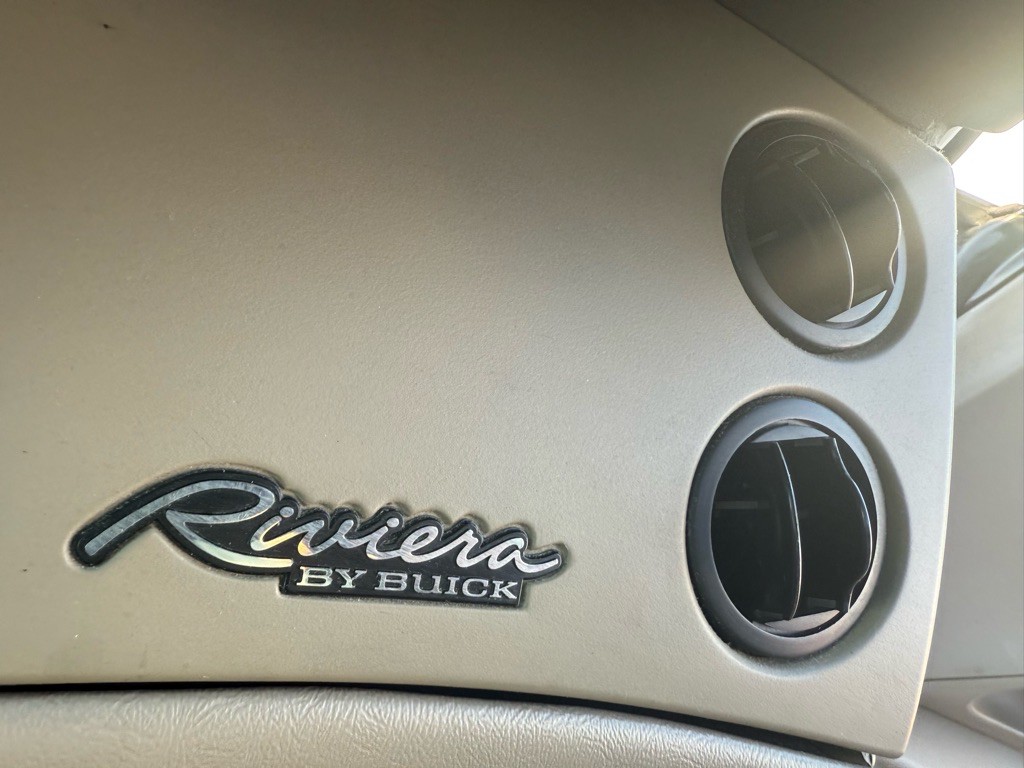 1998 Buick Riviera Image 20