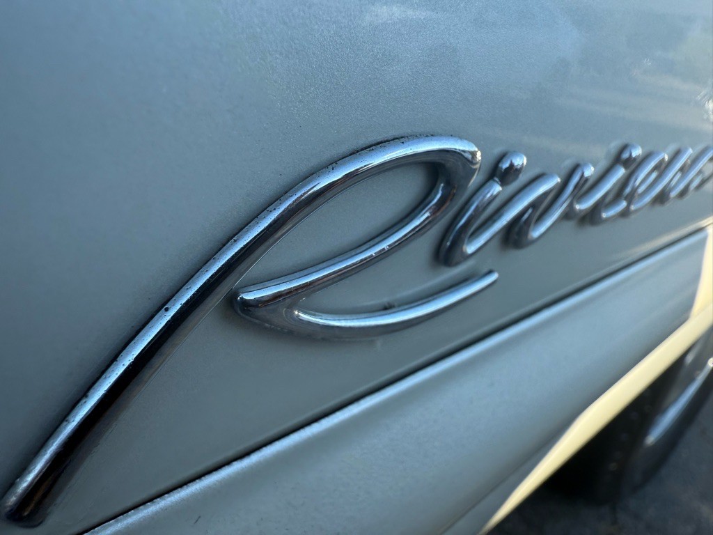 1998 Buick Riviera Image 27