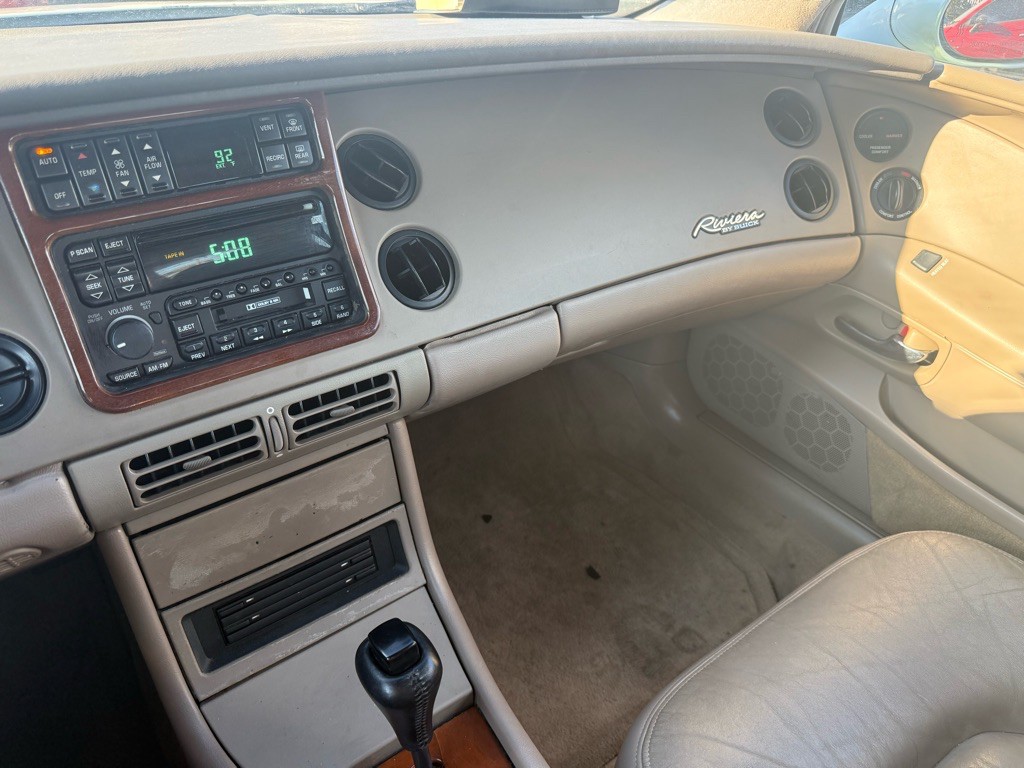 1998 Buick Riviera Image 28