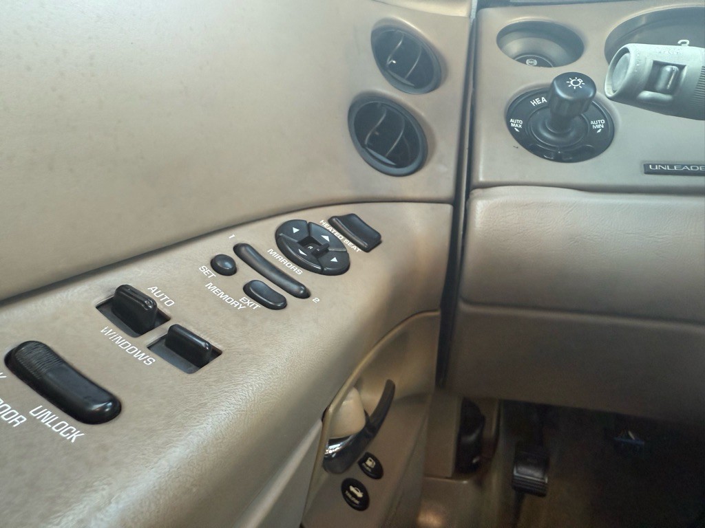 1998 Buick Riviera Image 39