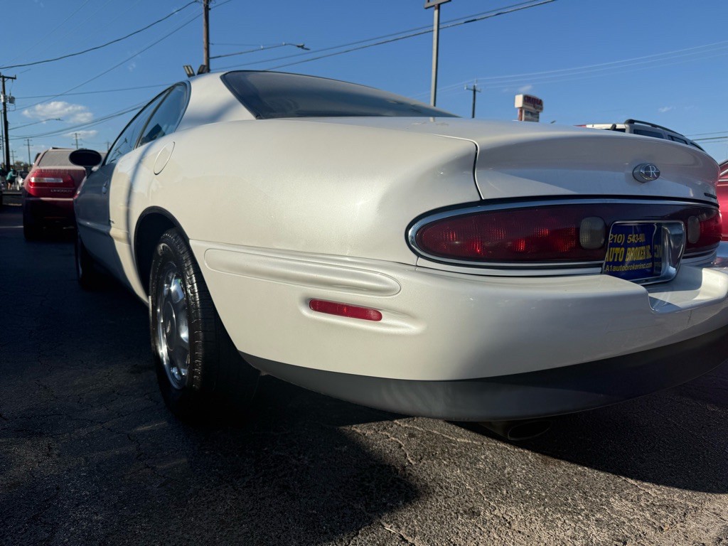 1998 Buick Riviera Image 2