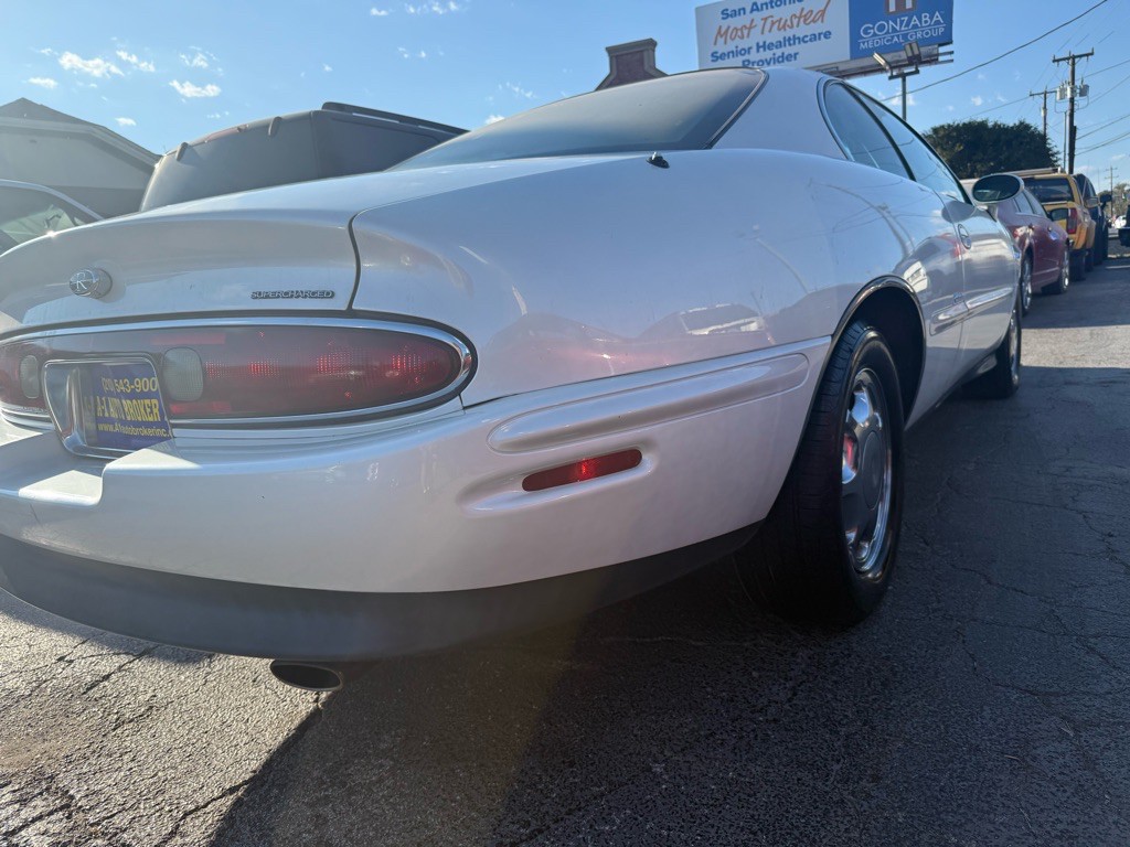 1998 Buick Riviera Image 4